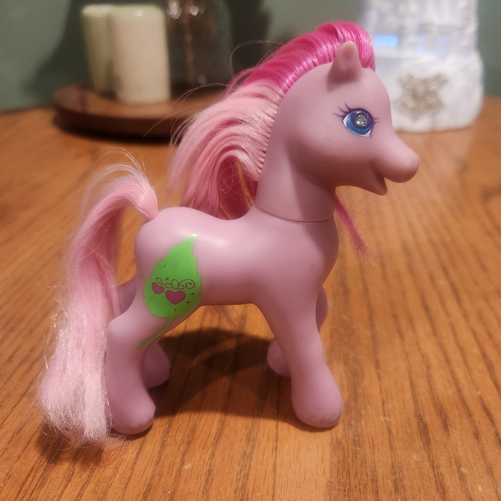1997 Hasbro MLP My Little Pony Basket Surprise Sweet Berry Sparkly Eyes vintage